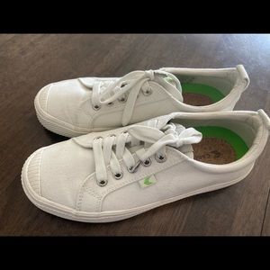 Cariuma OCA Low top white canvas sneakers